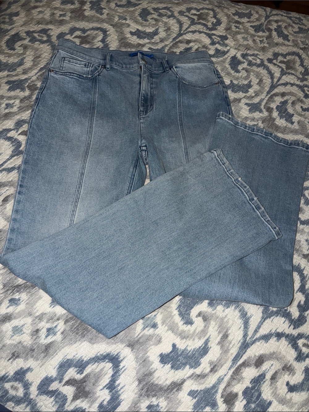 J Mclaughlin Women’s Light Blue Straight Leg Jeans w slight flare
